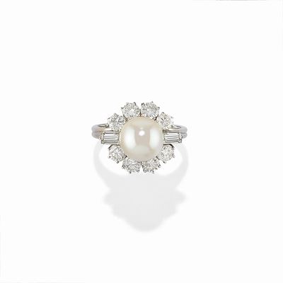 Anello con perla coltivata e diamanti in oro bianco 18K