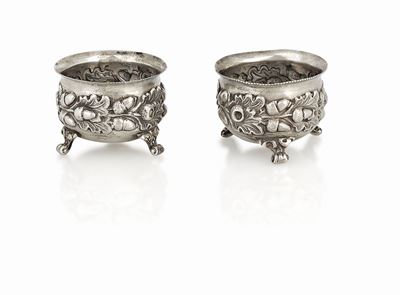 Saliere in argento, Londra, 1889, in formato circolare decorato con motivi naturalistici