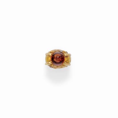 Anello in oro giallo 18K con ambra cabochon e diamanti