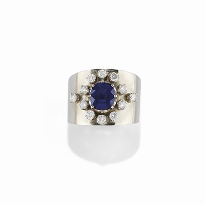 Anello in oro bianco 18K con zaffiro taglio ovale e diamanti