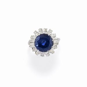 Anello con zaffiro e diamanti