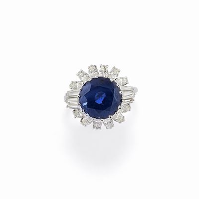Anello in oro bianco 18K con zaffiro e diamanti