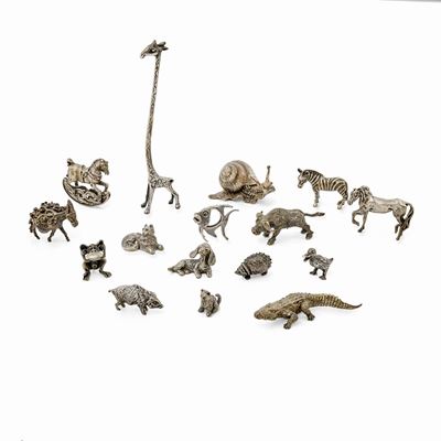Lotto di sedici argenti, composto da diverse forme zoologiche