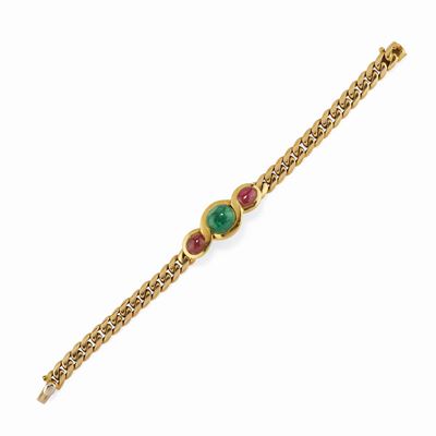 Bracciale in oro giallo 18K con smeraldo ovale cabochon di ct 7,00 e rubini ovali cabochon di ct ...