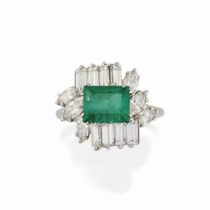  - Anello con smeraldo e diamanti