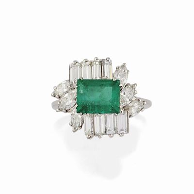 Anello in platino con smeraldo rettangolare e diamanti