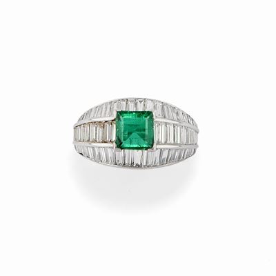 Anello in platino con smeraldo taglio carré di circa 1,00 ct e diamanti taglio baguette