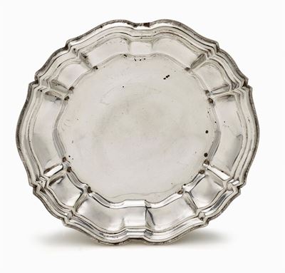 Piatto in argento, forma circolare con superficie liscia