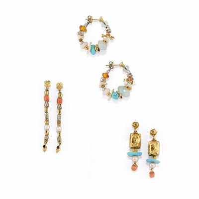 Tre coppie di orecchini in oro giallo 18K con coralli, turchesi, pietre dure e diamanti