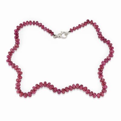 Collana in oro bianco 18K con rubini sfaccettati
