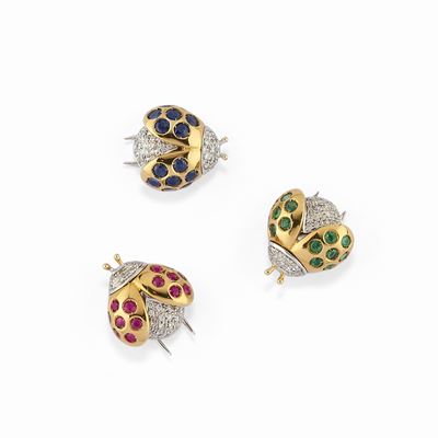 Tre spille in oro bicolore 18K con rubini, zaffiri, smeraldi e diamanti a forma di coccinelle