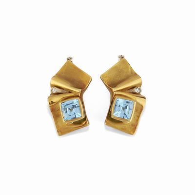 Due spille in oro giallo 18K con topazi azzurri e diamanti