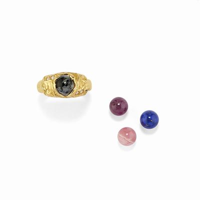 Anello in oro giallo 18K con pietre dure e diamanti