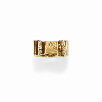 Anello in oro giallo 18K con diamanti taglio brillante