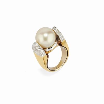 Anello con perla coltivata di mm 13,50 e diamanti, oro bicolore 18K