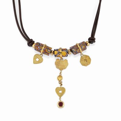 Collana con murrine, pendenti in oro giallo 18K e gemme colorate