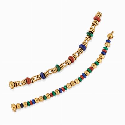 Due bracciali in oro giallo 18K con lapislazzuli, malachite e corniola