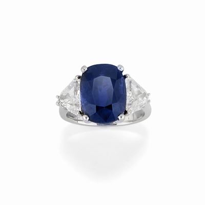 Anello in oro bianco 18K con zaffiro rettangolare di ct 9,30 e diamanti