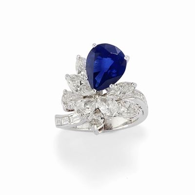 Anello in oro bianco 18K con zaffiro taglio goccia di ct 4,00 circa e diamanti