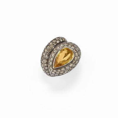 Anello in argento e oro bianco 18K con topazio e diamanti