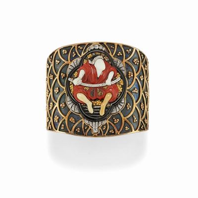 Importante bracciale in argento e oro giallo 18K con onice, corallo, diamanti e medaglione raffig...