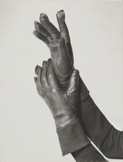 Fotografo sconosciuto, Gloves, stampa vintage alla gelatina ai sali d'argento, 1941