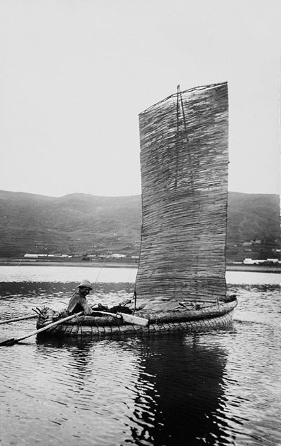 Tipica imbarcazione del lago Titicaca, Puno, Stampa vintage alla gelatina ai sali d'argento, 1925