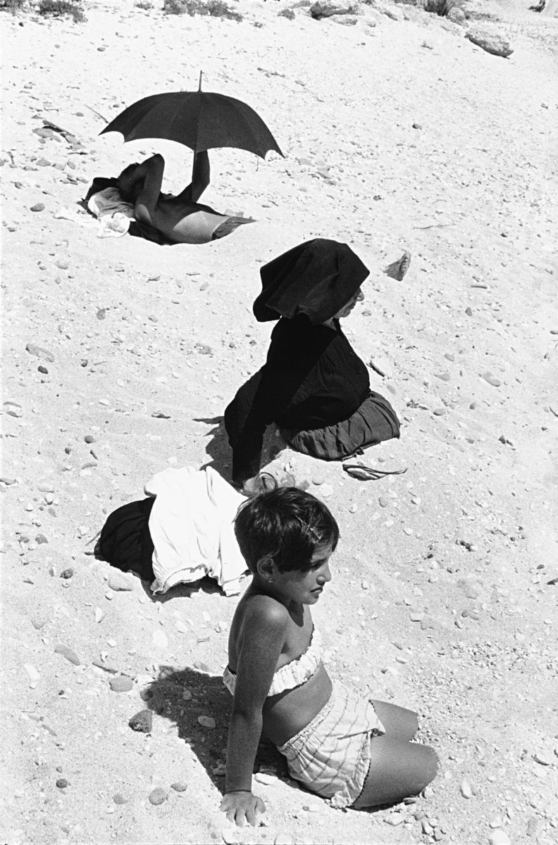 Henri Cartier-bresson - Sardaigne, Dorgali, la Plage De Calagonone, 1963