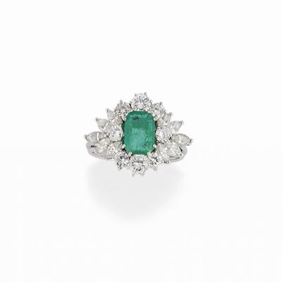 Anello in oro bianco 18K con smeraldo ottagonale e diamanti