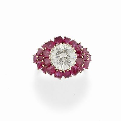 Anello in oro giallo 18K con diamante taglio brillante e rubini