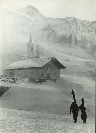 Bufera di neve. La chiesa del Breuil prima della realizzazione di Cervinia, stampa vintage alla g...