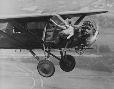 Autore anonimo, Aviator repairing a plane, Chicago, stampa vintage alla gelatina ai sali d'argent...