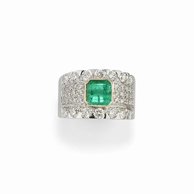 Anello in oro bicolore 18K con smeraldo taglio ottagonale e diamanti