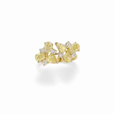 Anello in oro giallo 18K con diamanti fancy
