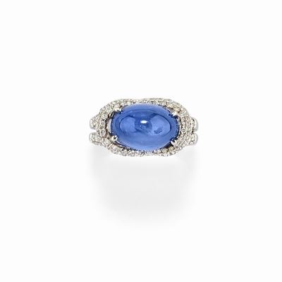 Anello in oro bianco 18k con zaffiro cabochon di ct 3,00 e diamanti taglio brillante di ct 1,80
