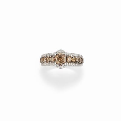 Anello in oro bianco 18K con diamanti fancy brown e incolori