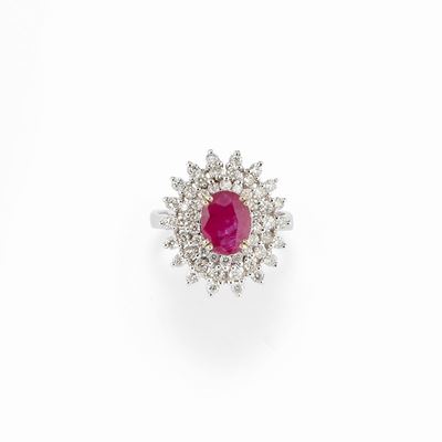 Anello in oro bianco 18K con rubino ovale di ct 2,10 e diamanti taglio brillante di ct 1,12