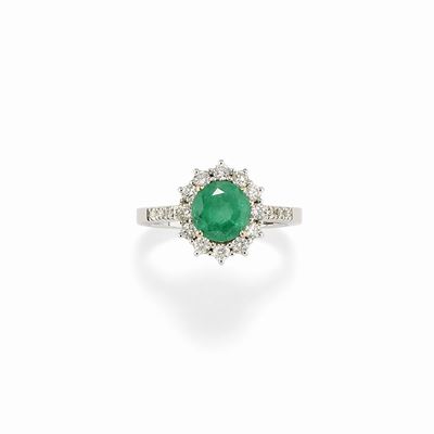 Anello in oro bianco 18K con smeraldo e diamanti a forma di fiore