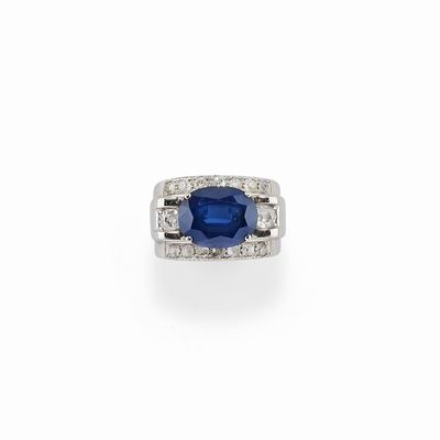 Anello in oro bianco 18K con zaffiro ovale e diamanti