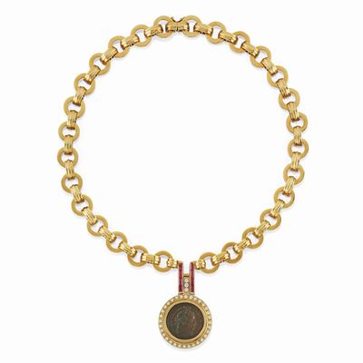 Collana in oro giallo 18K con pendente centrale in moneta romana, decorata con rubini e diamanti