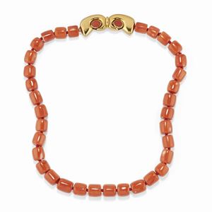 A 18K yellow gold and coral necklace