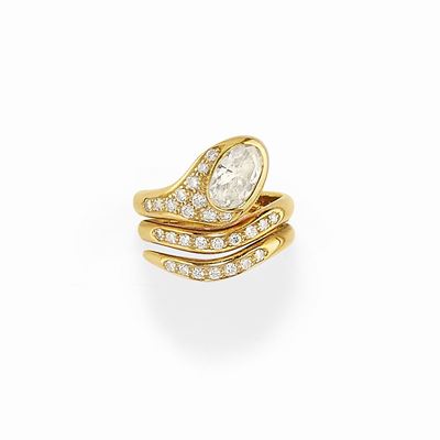 Anello in oro giallo 18K con diamante ovale e brillanti