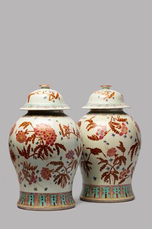 Pair of polychrome porcelain vases with lid, 20th century China
