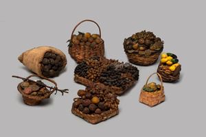 Lotto di otto composizioni di frutti vari con cestino da presepe, Napoli secolo XIX