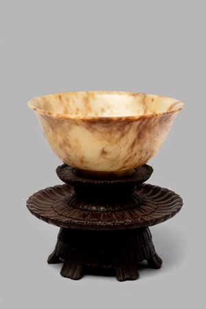 Antica coppa in giada su base in legno a forma di crisantemo, Cina
