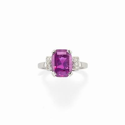 Anello in platino con rubino e diamanti