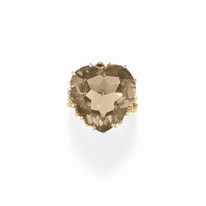 A 18K yellow gold and fumé quartz ring