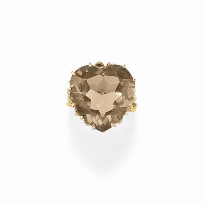 Anello con quarzo fumé a taglio cuore, oro giallo 18K, circa 1960