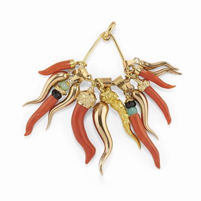 Pendente con coralli portafortuna e pietre dure, oro rosso 14K