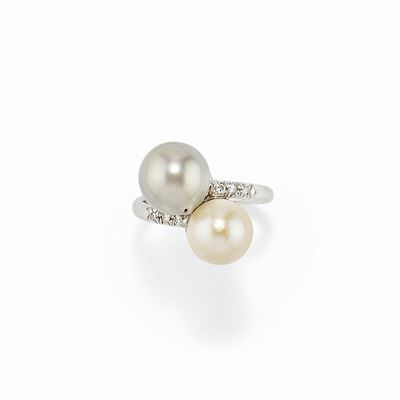 Anello in oro bianco 18K con perle coltivate e diamanti